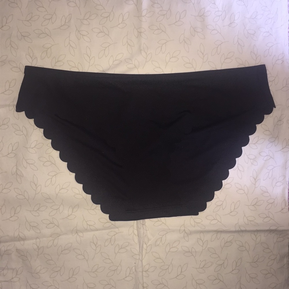 Scalloped bikini bottom in Italian matte